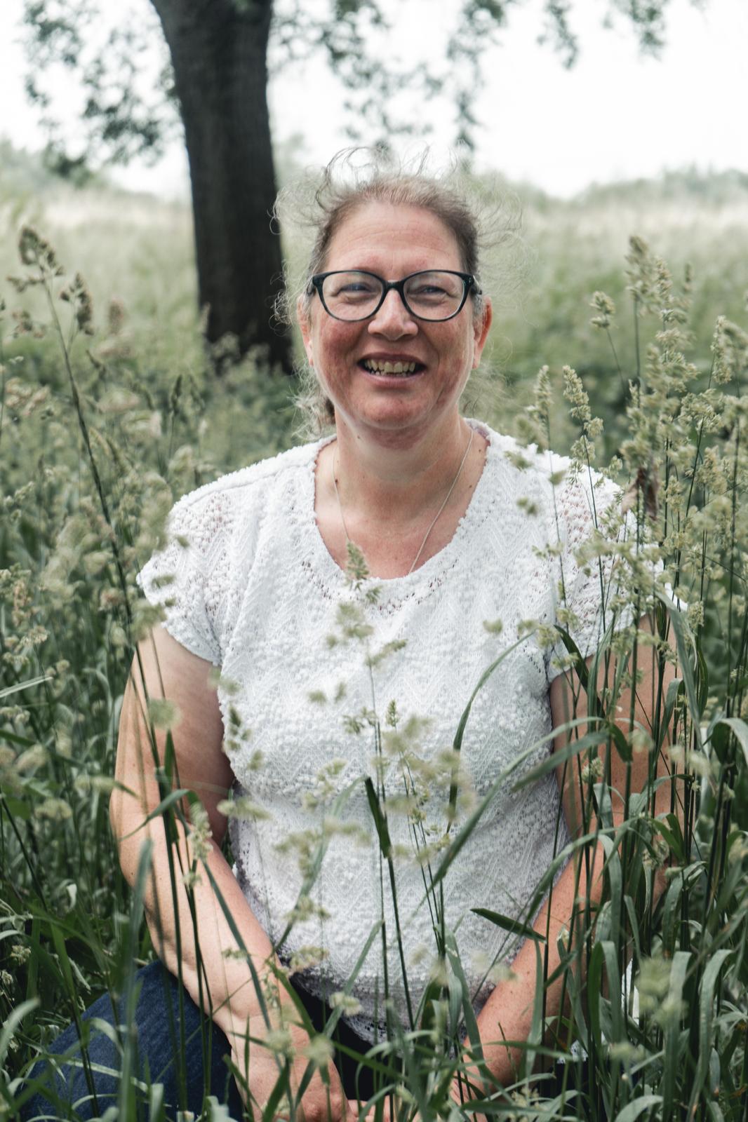 Esther van Arkel tussen het hoge gras