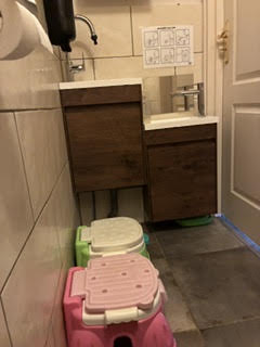 Kindvriendelijke wastafel en opstapjes in de badkamer