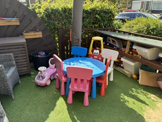 Kleurrijke kindertafel in de tuin