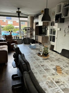 Woonkamer met eettafel en zicht op de tuin